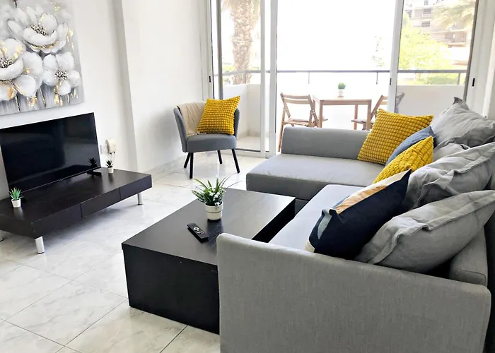 Large Apartment Close To Finikoudes Beach With 2 Balconies