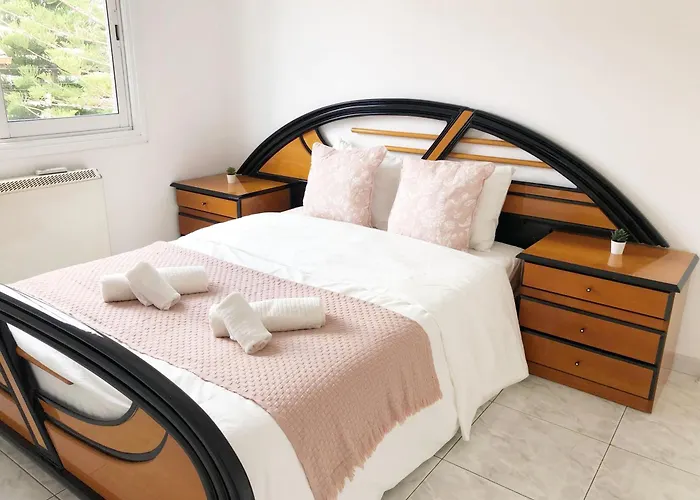 Large Apartment Close To Finikoudes Beach With 2 Balconies