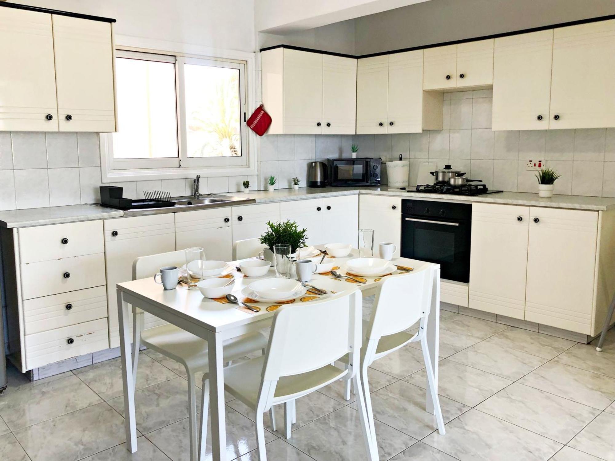 Apartament Large Close To Finikoudes With 2 Balconies *