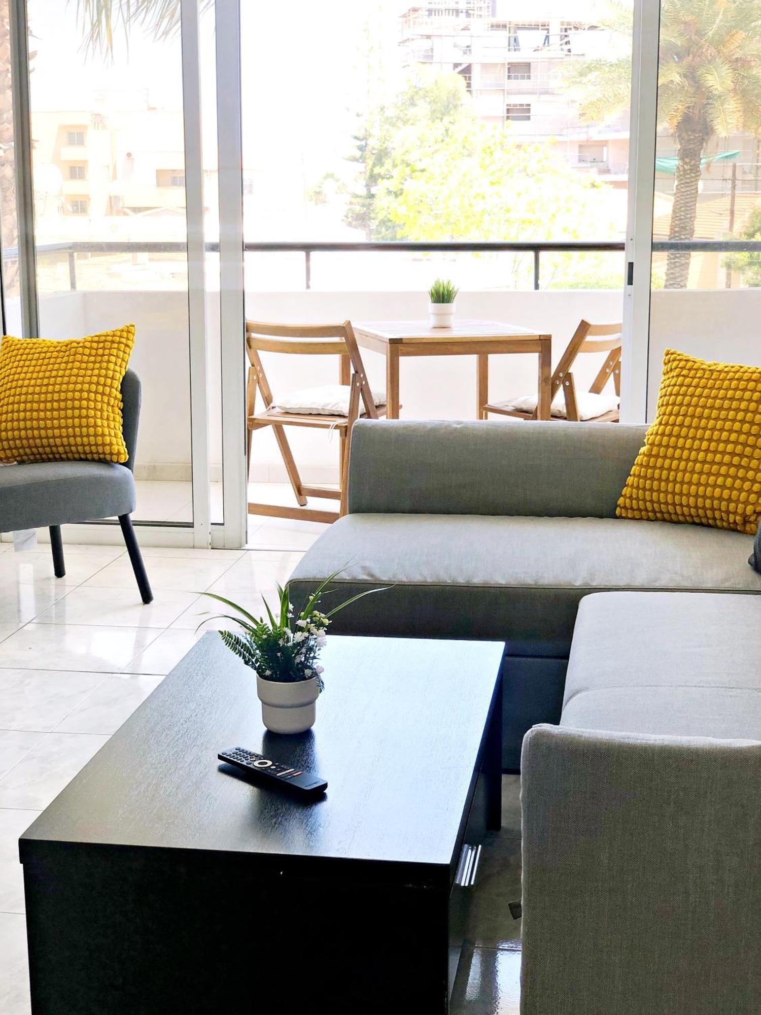 Apartament Large Close To Finikoudes With 2 Balconies Larnaca