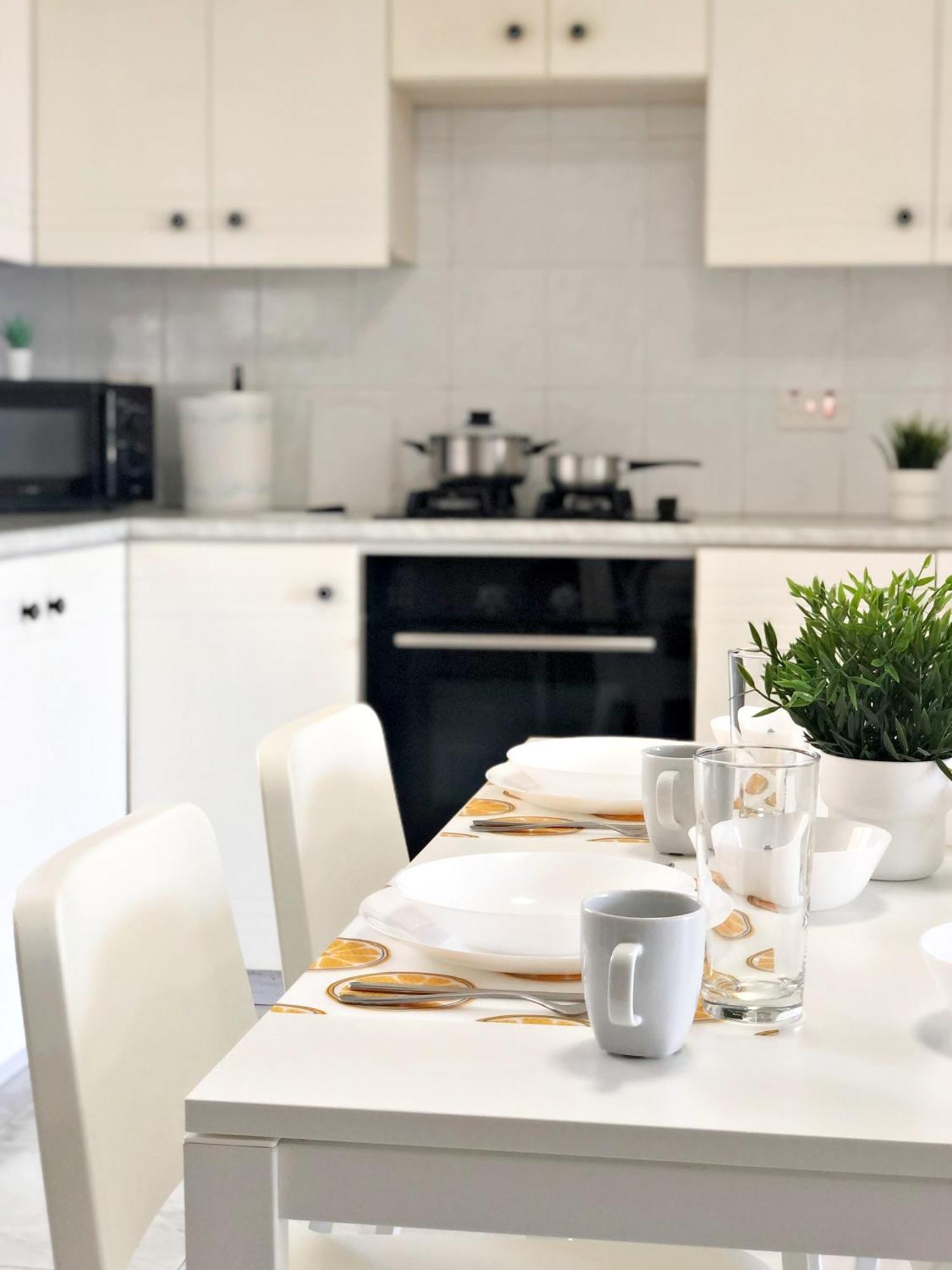 Large Close To Finikoudes With 2 Balconies Apartament Larnaca